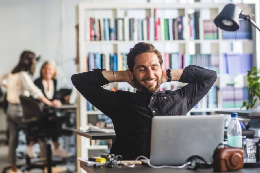 বিভিন্ন কাজের ক্ষেত্রে বিভিন্ন রকম যোগ্যতার কর্মী কাজ করেন কোনও সংস্থায়। কিন্তু তার মধ্যে কয়েক জনের দক্ষতা বেশি। তাঁরাই সংস্থার কর্মী মূলধন। কোনও ভাবেই তাঁদের উৎপাদনশীলতায় ভাটা পড়ুক, চায় না কোনও সংস্থাই। তাই তাঁদের কথা ভেবেই ছুটির সাতসতেরো নিয়ে ভাবতে বাধ্য হচ্ছে এ যুগের সংস্থাগুলো। 