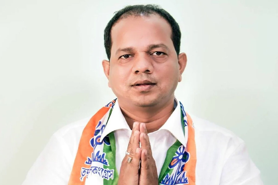 মুর্শিদাবাদ জেলার জঙ্গিপুর মহকুমায় বিড়ি শিল্পপতিদের মধ্যে অন্যতম হলেন জাকির হোসেন। অল্প বয়সেই ব্যবসায়িক শ্রীবৃদ্ধি ঘটিয়ে রাজ্যের অন্যতম শিল্পপতিদের মধ্যে স্থান করে নিয়েছেন। সুতি বিধানসভা এলাকার ঔরাঙ্গাবাদে তাঁর প্রাসাদোপম বাড়ি অনেকের নজর কাড়ে। সেখানেই রয়েছে তাঁর বিড়ি তৈরির কারখানা।