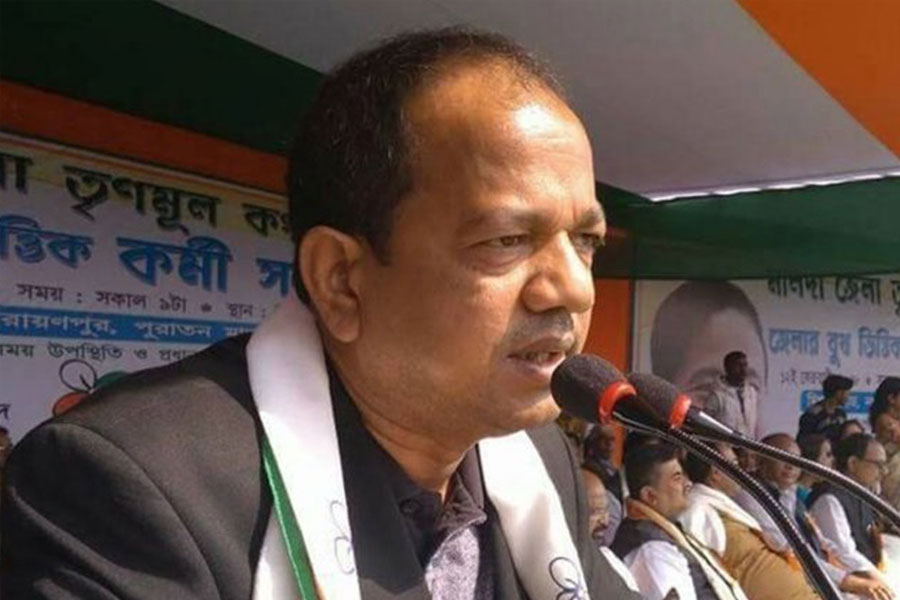 একটা সময় পর্যন্ত কেবল নিজের ব্যবসা নিয়েই থাকতেন জাকির। বিড়ি ব্যবসা ছাড়াও উচ্চশিক্ষা প্রতিষ্ঠান, চালকল-সহ একাধিক ব্যবসা রয়েছে তাঁর। ঘনিষ্ঠ মহলে জাকির বলেন, মুর্শিদাবাদে অনেক বিড়ি ব্যবসায়ী আছেন, তবে তাঁর চেয়ে বেশি আয়কর দেন না কেউ।