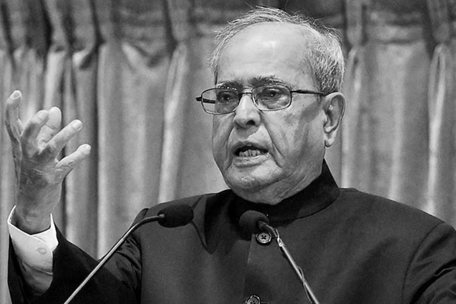 ২০০৪ সালে যখন প্রণব মুখোপাধ্যায় জঙ্গিপুর লোকসভায় জয়ী হয়ে সাংসদ হন, তখন থেকেই তাঁর ঘনিষ্ঠ হয়ে ওঠেন জাকির। তৎকালীন মুর্শিদাবাদ জেলা কংগ্রেস সভাপতি অধীর চৌধুরীরও ‘ঘনিষ্ঠবৃত্তে’ ছিলেন তিনি। এই সময় মুর্শিদাবাদে রাজনীতি না করেও রাজনীতিকদের থেকে অনেক বেশি ‘ক্ষমতাবান’ ছিলেন জাকির।