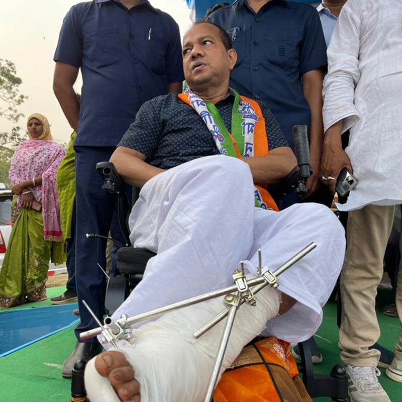 ২০২১ সালে বিধানসভা নির্বাচনের আগে ১৯ ফেব্রুয়ারি নিমতিতা স্টেশনে কলকাতাগামী ট্রেনে উঠতে এসে বোমার আঘাতে মারাত্মক জখম হন জাকির হোসেন। তাঁর ডান পায়ে গুরুতর আঘাত লাগে। হাঁটাচলাও বন্ধ হয়ে গিয়েছিল এই সময়। বর্তমানে তাঁর উপর আক্রমণের ঘটনার তদন্ত করছে এনআইএ।