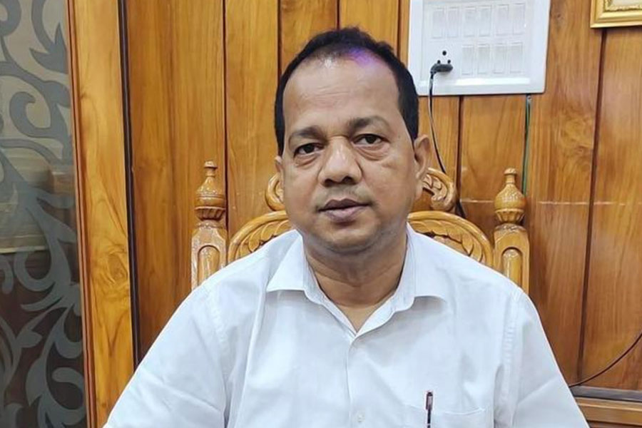 সম্প্রতি চিকিৎসকদের পরামর্শে জার্মানি গিয়ে পায়ের চিকিৎসা করানোর বিষয়ে ভাবনাচিন্তা শুরু করেছেন এই শিল্পপতি রাজনীতিক। সেই ভাবনার মাঝেই তাঁর বাড়িতে আচমকা হানা দিল আয়কর দফতর।