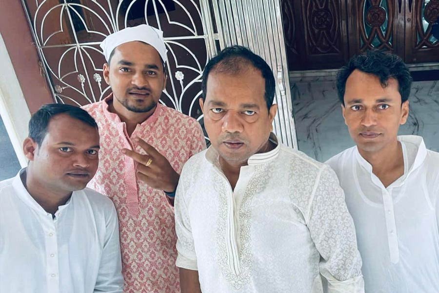 ব্যবসা ও রাজনীতির পাশাপাশি জঙ্গিপুর মহকুমা এলাকায় বহু সমাজ কল্যাণমূলক কাজের সঙ্গে নিজেকে যুক্ত রেখেছেন জাকির। সকালে ঔরঙ্গাবাদের বাড়ির বাইরে নিজের ছোটবেলার বন্ধুদের সঙ্গে আড্ডা দিতে সবচেয়ে বেশি ভালবাসেন। ঔরঙ্গাবাদের বাড়িতে থাকলে হাজারো ব্যস্ততার মাঝেও বন্ধুদের সঙ্গে সময় কাটাতে ভোলেন না।