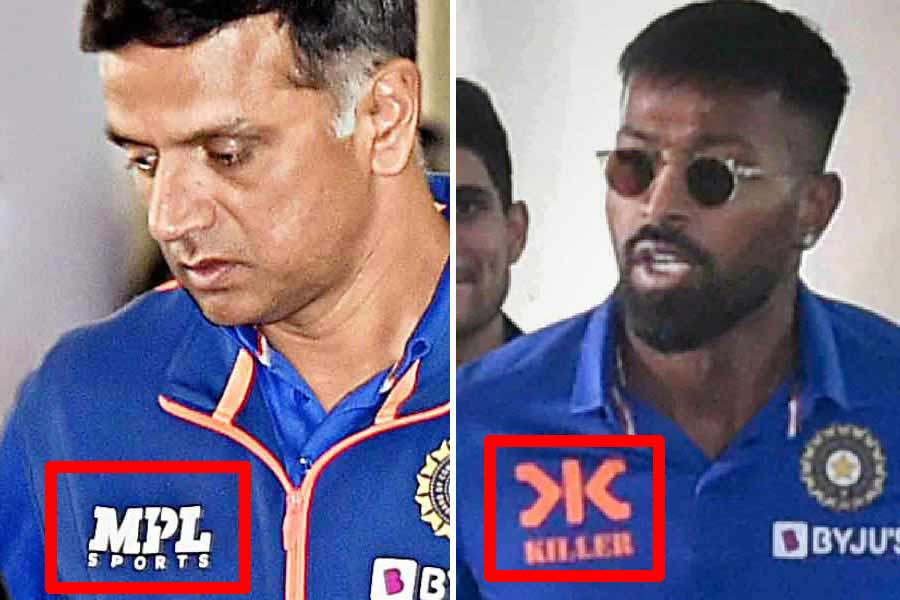 কলকাতায় আসার সময় দ্রাবিড়ের জ্যাকেটের ডানদিকে ছিল এমপিএলের লোগো। হার্দিক পাণ্ড্য-সহ দলের বাকিরা যদিও কিলার জিন্সের লোগো দেওয়া জার্সি পরেছিলেন।