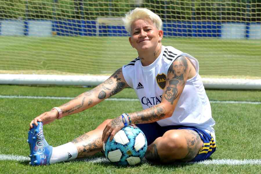 আর্জেন্টিনার মহিলা ফুটবলার ইয়ামিলা রদ্রিগেজ। তাঁর পায়েই রয়েছে রোনাল্ডোর ট্যাটু। 