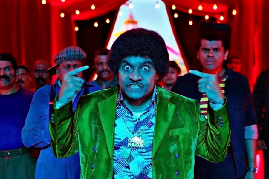 গত বছরের বড়দিন উপলক্ষে রোহিত শেট্টি দর্শকমহলকে তাঁর পরিচালিত ‘সার্কাস’ ছবিটি উপহার দিয়েছিলেন। রণবীর সিংহ, পূজা হেগড়ে, জ্যাকলিন ফার্নান্ডেজ়ের মতো বলিপাড়ার নামকরা তারকা অভিনয় করেছিলেন এই ছবিতে। কৌতুকাভিনেতা হিসাবে ছিলেন জনি লিভারও। কিন্তু বক্স অফিসে ছবিটি মুখ থুবড়ে পড়ে। ছবিতে তারকার বন্যা দেখা গেলেও উপার্জনের দিক দিয়ে ঝড় তুলতে ব্যর্থ হয় ‘সার্কাস’।