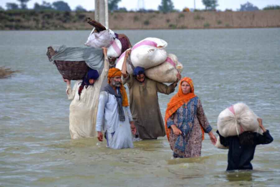 বছরের পর বছর ধরে রাজনৈতিক অস্থিরতায়, অনেক কাল ধরেই জেরবার পাকিস্তানের অর্থনীতি। সঙ্গে বিদেশি ঋণে জর্জরিত। তার মধ্যেই ২০২২ সালের ভয়াবহ বন্যা সে দেশের অর্থনীতির মেরুদণ্ডকে একেবারে ভেঙে দিয়েছে। পিঠ ঠেকে গিয়েছে দেওয়ালে।