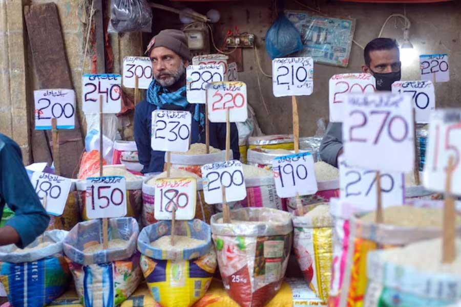 বিদেশি ঋণের বোঝা, মুদ্রাস্ফীতি এবং খাদ্যসঙ্কটের ভারে ন্যুব্জ হয়ে পড়া পাকিস্তানে নিত্যপ্রয়োজনীয় জিনিসে দাম ভয় ধরানোর মতো।