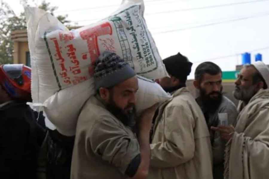 গমের আকাল চলছে দেশ জুড়ে। আর তার সঙ্গে লাফিয়ে বেড়েছে গম এবং ময়দার দাম। এক্সপ্রেস ট্রিবিউন-এর প্রতিবেদন অনুযায়ী, করাচিতে এক কেজি ময়দা বিক্রি হচ্ছে ১৬০ পাক রুপিতে। ইসলামাবাদ এবং পেশোয়ারে ১০ কেজি ময়দার বস্তা বিক্রি হচ্ছে দেড় হাজার পাক রুপিতে। 