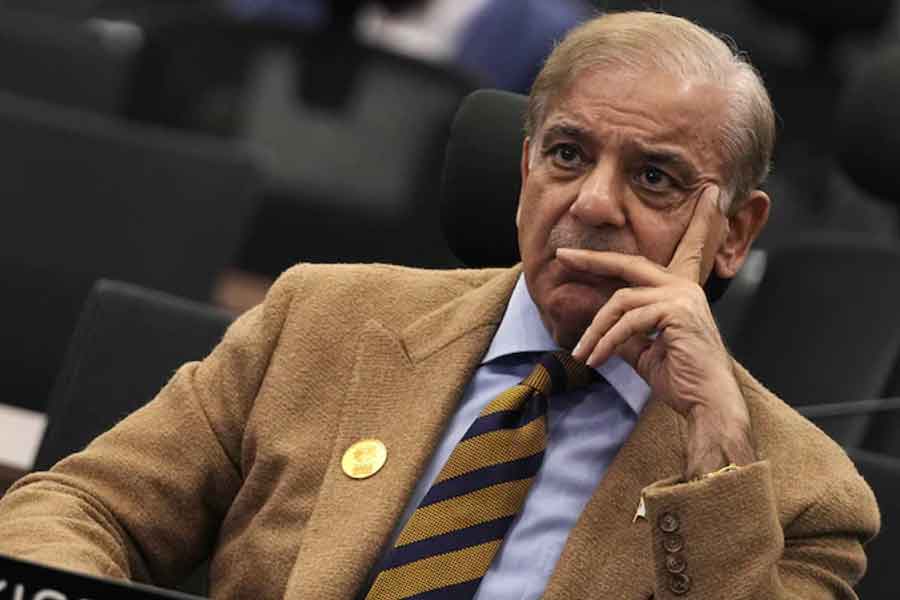 সব মিলিয়ে, এই মুহূর্তে দেউলিয়া হওয়ার পথে পাকিস্তানে অর্থনীতি। ইতিমধ্যেই সে দেশের বিদেশি মুদ্রার ভান্ডার তলানিতে এসে ঠেকেছে। বর্তমানে তাদের বিদেশি মুদ্রার ভান্ডার রয়েছে ৫০০ কোটি ডলার। 