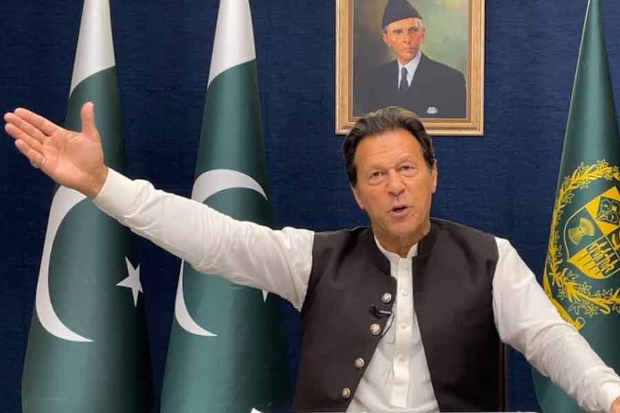 ইমরান খান পরিচালিত সরকারের আমলে সে দেশের বিদেশি মুদ্রার ভান্ডারে ছিল ১ হাজার কোটি ডলার। কিন্তু ২০২৩ অর্থবর্ষের শুরুতেই ভয়ানক ভাবে তা কমতে শুরু করেছে। বিদেশি মুদ্রার ভান্ডার ৩ সপ্তাহেই নিঃশেষ হয়ে যাওয়ার আশঙ্কা দেখা দিয়েছে। 