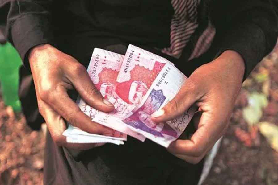 পাকিস্তানের বিদেশি মুদ্রার ভান্ডারে বর্তমানে রয়েছে ৫০০ কোটি ডলার। কিন্তু ২০২১-এর হিসাব বলছে, সে দেশের ঋণ ছিল প্রায় ২৩ লক্ষ ৫০ হাজার কোটি পাক রুপি। যা উত্তরোত্তর বেড়ে চলেছে। আর এ থেকেই ছবিটা স্পষ্ট যে পাকিস্তানের অর্থনীতির হাল কোন পর্যায়ে পৌঁছেছে। পাকিস্তানের মোট বিদেশি ঋণের ৩০ শতাংশই চিনের কাছে।