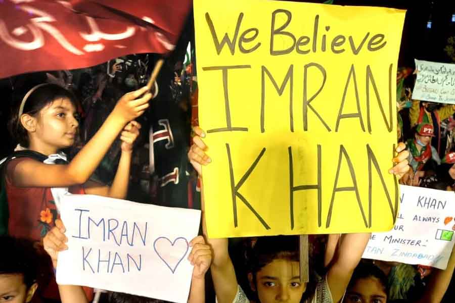 প্রাক্তন পাক প্রধানমন্ত্রী ইমরান খান ক্ষমতায় এসে তাঁর পূর্ববর্তী সরকারগুলিকে কাঠগড়ায় তুলেছিলেন। তাঁর অভিযোগ ছিল, দেশকে ঋণে জর্জরিত করেছে আগের সরকার। দেশবাসীকে এই ঋণের বোঝা থেকে উদ্ধারের প্রতিশ্রুতি দিয়েছিলেন তিনি। কিন্তু তথ্য বলছে, তেহরিক-ই-ইনসাফ সরকারেরই ৪৩ মাসে ঋণের পরিমাণ সর্বোচ্চ হয়েছিল। গত বছরের এপ্রিলে ইমরান যখন প্রধানমন্ত্রিত্ব থেকে সরেন, তখন সরকারের নতুন ঋণ যোগ হওয়ার পরিমাণ দাঁড়ায় ১৯ লক্ষ ১৫ হাজার কোটি পাক রুপি।