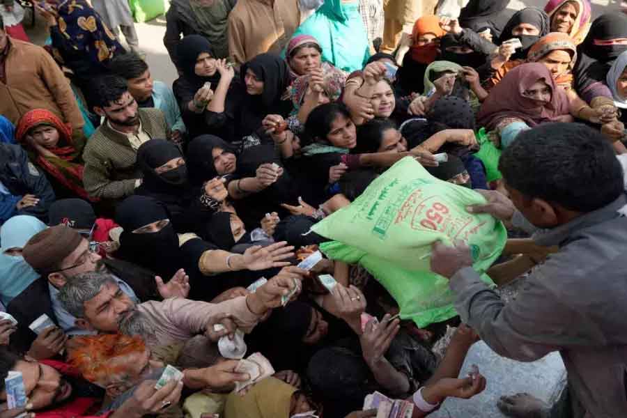 সম্প্রতি পাকিস্তান সঙ্কটের বেশ কয়েকটি ভিডিয়ো এবং ছবি প্রকাশ্যে এসেছে। কোথাও লুটপাট চলছে, কোথাও খাবার নিয়ে কাড়াকাড়ি, মারামারি। কোথাও আবার খাবার সংগ্রহ করতে গিয়ে পদপিষ্ট হয়ে মৃত্যুর মতো ঘটনাও ঘটেছে।