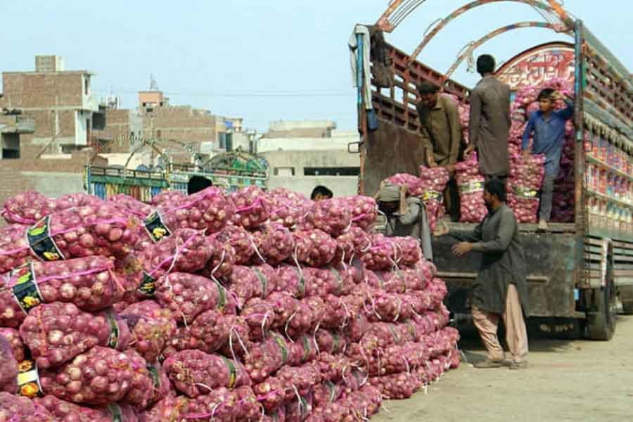 শুধু গম বা ময়দা নয়, পাকিস্তান ব্যুরো অব স্ট্যাটিসটিক্স (পিবিএস)-এর তথ্য বলছে, যে পেঁয়াজের দাম ২০২২ সালের জানুয়ারিতে প্রতি কেজি ৩৬ পাক রুপি ছিল, এ বছরের জানুয়ারিতে সেই পেঁয়াজের দামই পৌঁছেছে কেজিপ্রতি ২২০ পাক রুপিতে। অর্থাৎ মূল্যবৃদ্ধি হয়েছে ৫০০ শতাংশের উপর।