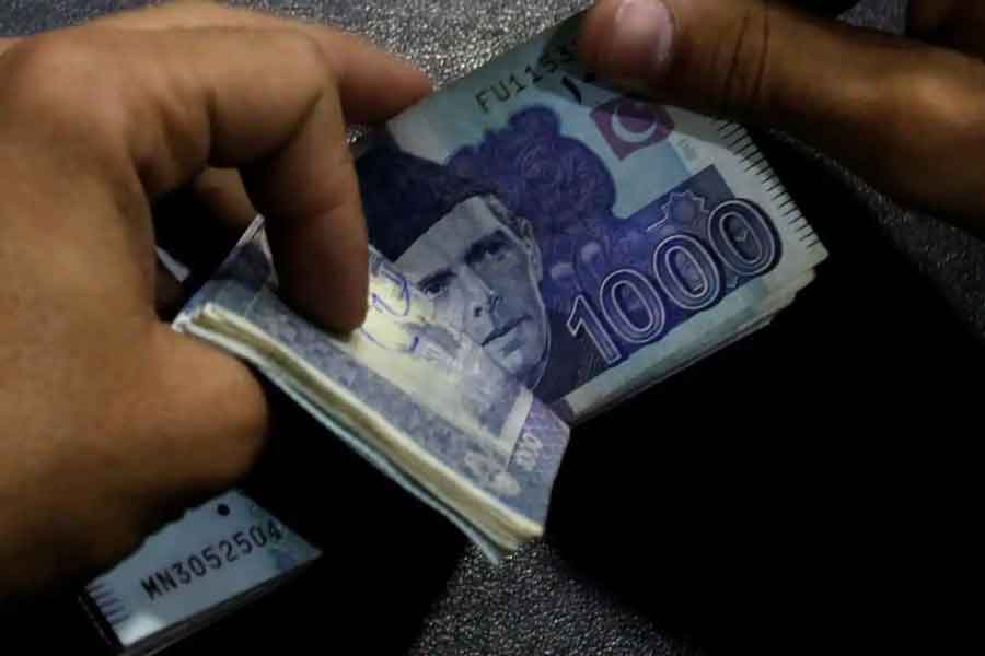 পিবিএস-এর তথ্য বলছে, এক কেজি মুরগির মাংসের দাম গত বছরের জানুয়ারিতে ছিল ২১০ পাক রুপি। এ বছর তা ৮২ শতাংশ বেড়ে হয়েছে ৩৮৩ পাক রুপি।