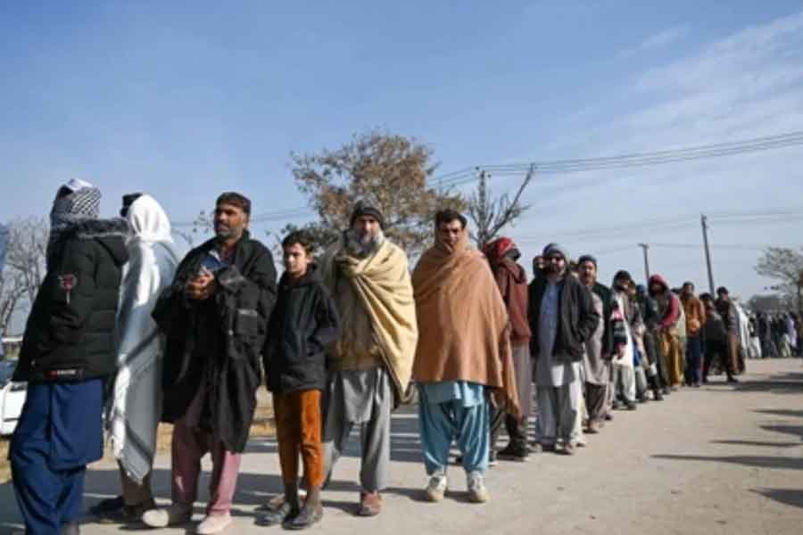 সর্ষের তেলের দাম ৩৭৪ পাক রুপি থেকে বেড়ে হয়েছে ৫৩২। এক বছরে দাম বেড়েছে ৪২ শতাংশ। দুধ, রুটি, কলার দাম গত বছরের জানুয়ারিতে ছিল যথাক্রমে ১১৪, ৬৫, ৮২ পাক রুপি। এ বছরে সেই দাম ছুঁয়েছে ১৪৯, ৮৯, ১১৯ পাক রুপি।