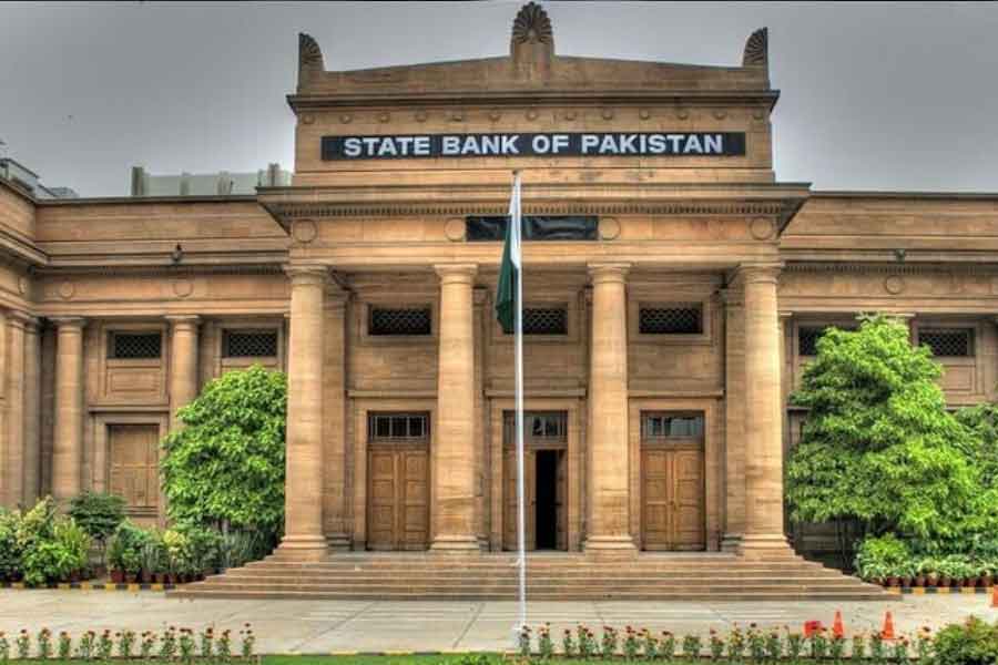 স্টেট ব্যাঙ্ক অফ পাকিস্তান-এর তথ্য বলছে, ২০২১ সালের ডিসেম্বরের মুদ্রাস্ফীতির হার ছিল ১২.৩ শতাংশ। যা ২০২২-এর ডিসেম্বরের মধ্যে বেড়ে দ্বিগুণ (২৪.৫ শতাংশ) হয়েছে। সার্বিক ভাবে খাদ্যদ্রব্যের মূল্যবৃদ্ধির হার ২০২১-এর ডিসেম্বরের তুলনায় ২০২২-এর ডিসেম্বরের মধ্যে প্রায় ৩ গুণ বেড়েছে। ২০২১ সালে যা ছিল ১১.৭ শতাংশ, ২০২২ সালে তা হয়েছে ৩২.৭ শতাংশ।