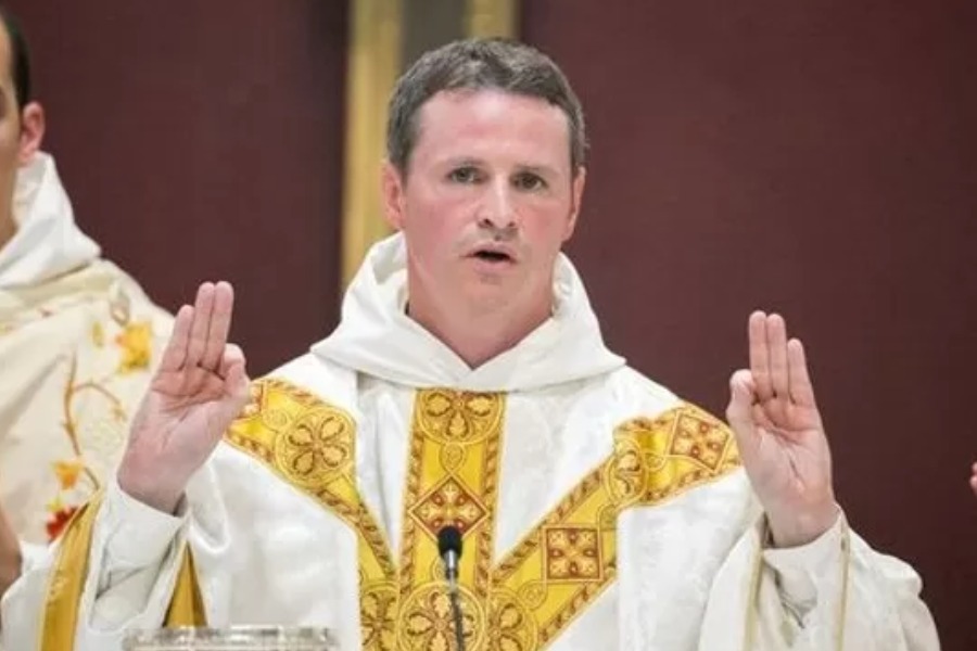 ফুটবল থেকে অবসর নেওয়ার পর যাজকের জীবন বেছে নিয়েছেন মুলরিন।