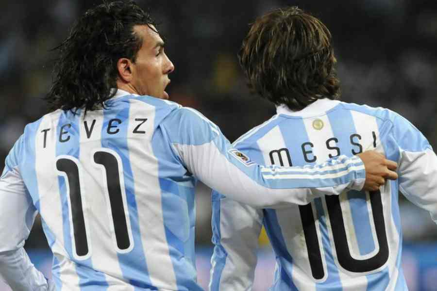 তেভেজ (বাঁ দিকে) দীর্ঘ দিন আর্জেন্টিনার জার্সিতে মেসির সঙ্গে খেলেছেন।  