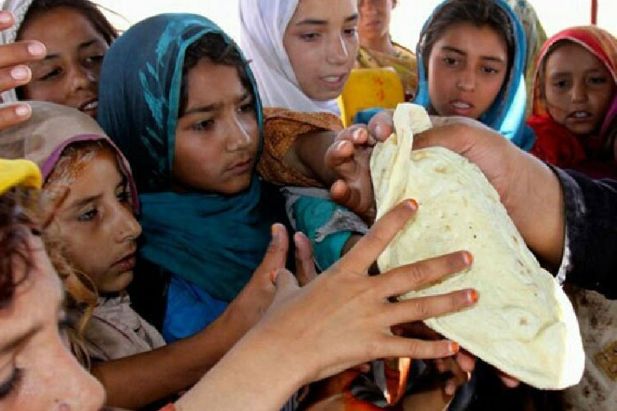 চরম আর্থিক সঙ্কট আর খাদ্যসঙ্কটে জেরবার পাকিস্তান। পূর্ব থেকে পশ্চিম, উত্তর থেকে দক্ষিণ— সব প্রান্তেই শুধু হাহাকারের ছবি। নিত্য প্রয়োজনীয় জিনিসের দাম আকাশছোঁয়া। সাধারণ মানুষের নাগালের বাইরে। পাকিস্তান জুড়ে পথেঘাটে শুরু হয়েছে ক্ষোভ-বিক্ষোভের ঝড়।