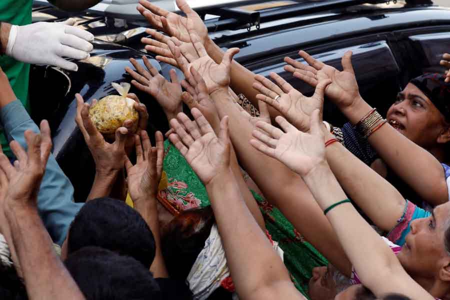 এক দিকে ময়দার আকাল, অন্য দিকে আকাশছোঁয়া দামে দিশাহারা হয়ে ভর্তুকির ময়দা পাওয়ার জন্য মারামারি করছেন পাক নাগরিকরা। গত দু’সপ্তাহে ১৫ কেজি ময়দার দাম ৩০০ পাক রুপি বেড়েছে বলে অ্যারি নিউজ-এর প্রতিবেদনে দাবি করা হয়েছে।