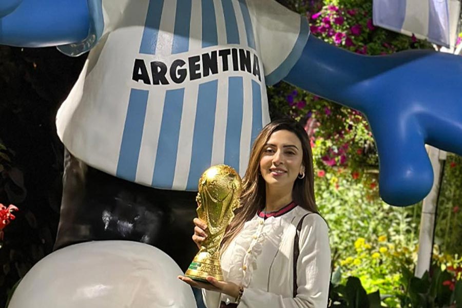 ছবি দেখে নায়িকা মিমের ভক্তেরা উচ্ছ্বসিত। নানা প্রশ্নও করছেন তাঁরা। অনেকের জবাব দিয়েছেন তিনি। জানিয়েছেন  নিজের বিষয়ে অনেক গোপন কথাও।