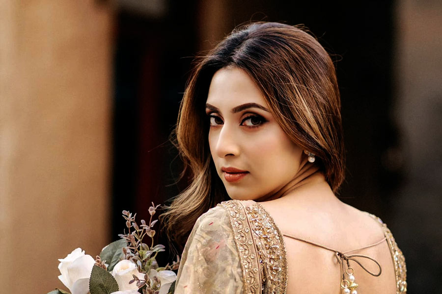 একটি ছবি পোস্ট করে আবার নিজের সৌন্দর্যের রহস্যও ফাঁস করেছেন মিম। লিখেছেন, ‘‘প্রতি দিন নিজেকে একটু একটু পরিবর্তন করলে দিনটি আপনার সেরা হবে। প্রতিটি দিনের মধ্যেই রয়েছে সুন্দর হওয়ার সুযোগ।’’