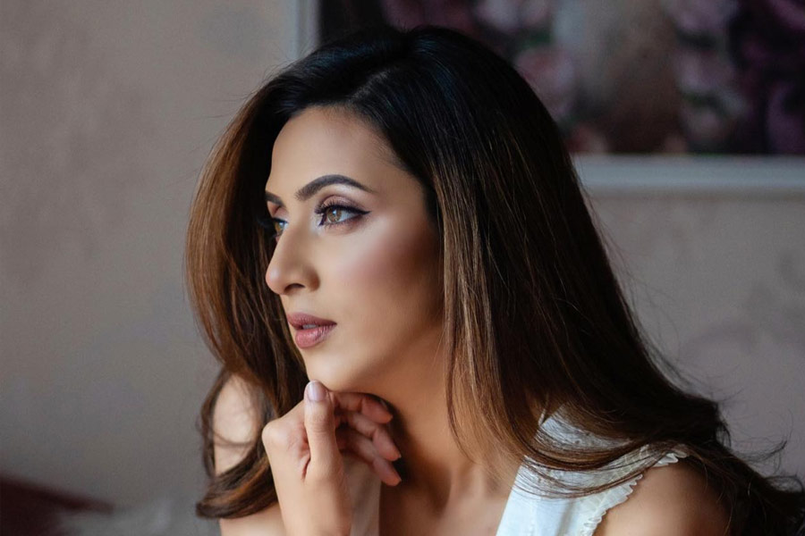 দুবাইয়ের মারিনা হোটেল, বুর্জ খলিফা, দুবাই মল, মিরাক্‌ল গার্ডেন থেকে নিজের ছবি পোস্ট করেছেন মিম। মিরাক্‌ল গার্ডেনে ব্রাজ়িলের জার্সির সঙ্গেও ছবি তুলে পোস্ট করেছেন নায়িকা। তিনি ব্রাজ়িল ফুটবল দলের ভক্ত। 