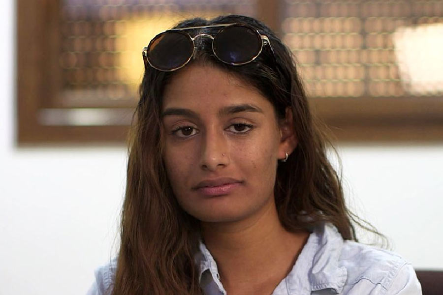 তখন তার বয়স ১৫। পূর্ব লন্ডনের বাড়িতে প্রিয়জনদের সঙ্গে থাকত সে। স্কুলের পড়াশোনা চলছিল পুরোদমে। আচমকাই এক দিন উধাও হয়ে গেল সেই কিশোরী। নিজের বাড়ি, প্রিয়জনদের ছেড়ে ২ বান্ধবীর সঙ্গে সিরিয়া চলে গেল সে। যোগ দিল এই মুহূর্তে বিশ্বে সন্ত্রাসবাদের অন্যতম শীর্ষ সংগঠন ‘আইএস’ (ইসলামিক স্টেট)-এ। বদলে গেল একটা সাধারণ কন্যার জীবনের স্রোত। 