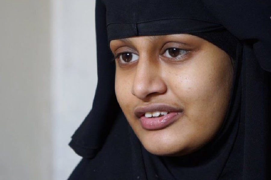 নাম শামিমা বেগম। পূর্ব লন্ডনের বেথনাল গ্রিন অ্যাকেডেমির ছাত্রী ছিলেন শামিমা। দিব্যি চলছিল পড়াশোনা। কিন্তু কী এমন হল? হঠাৎ কেন জঙ্গি দলে যোগ দিতে সিরিয়া গেলেন? শামিমাকে ঘিরে এখনও রহস্য কাটেনি। 