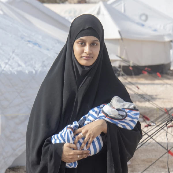 কাদিজ়া সুলতানা ও আমিরা আবাসে নামে ২ বান্ধবীর সঙ্গে লন্ডন থেকে সিরিয়া পাড়ি দিয়েছিলেন শামিমা। সেটা ২০১৫ সালের ফেব্রুয়ারি মাস। তাঁরা যোগ দেন আইএস জঙ্গি দলে। তার পর বদলে যায় তাঁদের জীবন। তবে আর তিনি জঙ্গি দলে থাকতে চান না। আবার লন্ডনে ফিরতে যান। আপনজনদের নিয়ে স্বাভাবিক জীবনে ফিরতে চান শামিমা। কিন্তু সেই লড়াই এখন আইনি গেরোয়। 