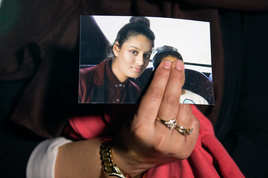 কিন্তু সেই শামিমাই এখন ব্রিটেনে ফেরার জন্য মরিয়া হয়ে উঠেছেন। ব্রিটিশ নাগরিকত্ব ফিরে পেতে আইনি লড়াইয়ে শামিল হয়েছেন। জঙ্গিযোগের কারণে শামিমার নাগরিকত্ব কেড়ে নিয়েছে ব্রিটিশ সরকার। ব্রিটেনে প্রবেশের ক্ষেত্রেও নিষেধাজ্ঞা জারি করা হয়েছে। 