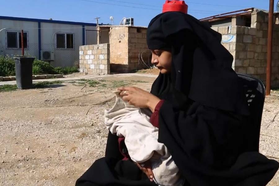 তবে কি শামিমারও মগজধোলাই করা হয়েছিল? নাকি পাচারের শিকার হয়ে আইএসের স্বেচ্ছাসেবক হতে দেশ ছেড়েছিলেন? ট্রাইব্যুনালের শুনানিতে এই প্রশ্নই ঘুরপাক খাচ্ছে। শামিমা কেন কিশোর বয়সে আইএসে যোগ দিয়েছিলেন, তা এখনও স্পষ্ট নয় বলে বিবিসিকে বলেছেন ইংল্যান্ডের প্রাক্তন শিশুবিষয়ক মন্ত্রী টিং লংটন। 