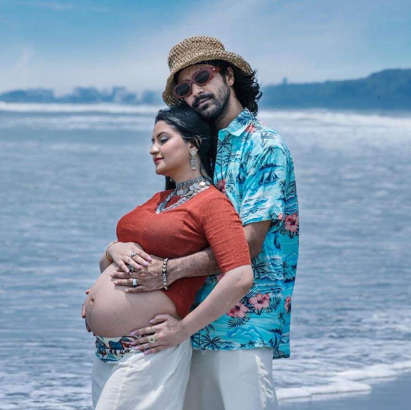 পরীমণির স্বামী সরিফুল ইসলাম রাজের সঙ্গে দু’-দু’টি ছবি মুক্তি পেয়েছে মিমের। ‘পরাণ’ এবং ‘দামাল’। দু’টি ছবিই দারুণ হিট। সেই সাফল্যে উচ্ছ্বসিত মিম সমাজমাধ্যমে একটি পোস্ট দিয়েছিলেন। তার পরেই ধেয়ে আসে পরীর তোপ।