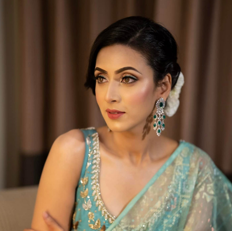 মিমও ছেড়ে কথা বলেননি সমাজমাধ্যমে। স্পষ্ট লিখেছিলেন, তাঁর ছবির সাফল্য নিয়ে হিংসা করেই এ সব গুঞ্জন ছড়ানো হচ্ছে। যদিও তিনি পরীমণি বা রাজ কারও নামই নেননি।