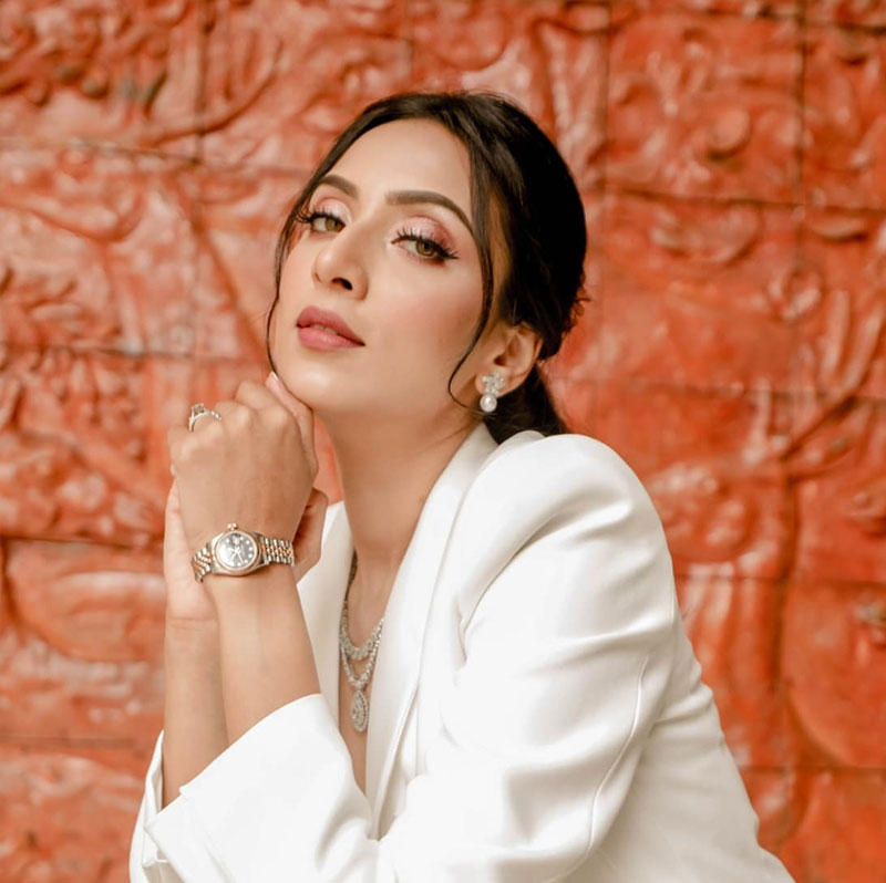 মিম সমাজমাধ্যমে লিখেছিলেন, ‘‘পরাণ ও দামাল সিনেমার সাফল্য আমাকে স্বার্থহীন ভালবাসায় ভাসাচ্ছে। আমি আপ্লুত, অভিভূত। বলতে পারি, জীবনের সেরা সময় পার করছি। ঠিক এই সময়ে একটা পক্ষ আমার পথচলায় ঈর্ষান্বিত হয়ে আমাকে থামিয়ে দিতে, আমাকে জড়িয়ে নানা ধরনের কুৎসা রটানোর চেষ্টা চালাচ্ছে।’’ 