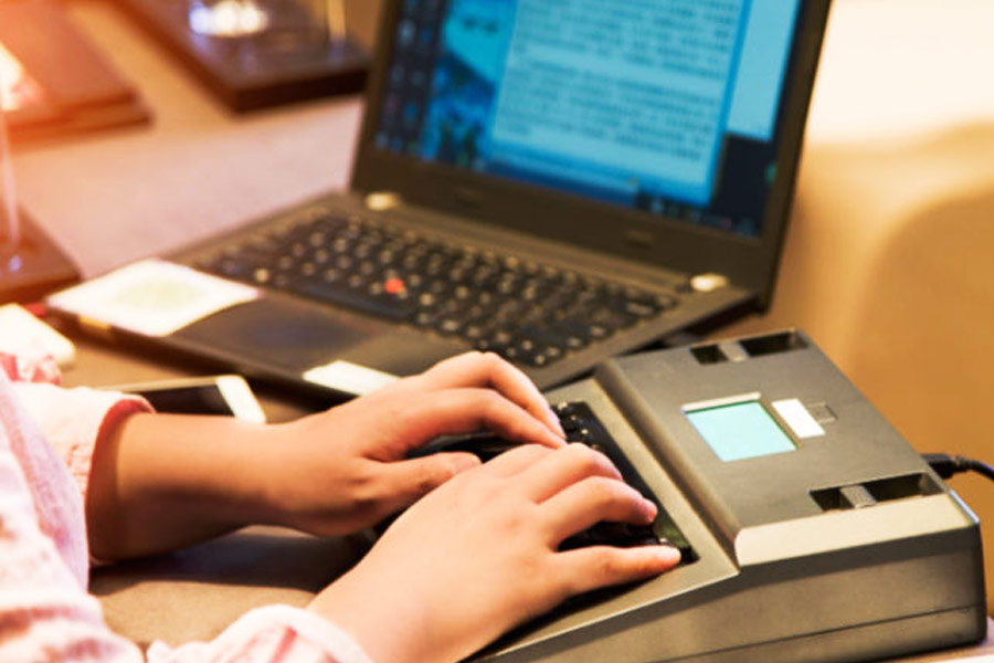 অনায়াসে কোডিং করতে পারেন, এমন বহু ব্যক্তি ধাঁধার রহস্য সমাধানের জন্য তৎপর হয়ে ওঠেন। তবে প্রথম ধাঁধার জবাব খুঁজতে গিয়েই হার স্বীকার করে নেন অনেকেই। ‘স্টেনোগ্রাফি প্রোগ্রাম’-এর সাহায্যে একটি সূত্র পান কোডাররা। কিং আর্থারের বই থেকে সূত্র অনুসরণ করেই একটি ফোন নম্বর বার করেন কোডাররা।