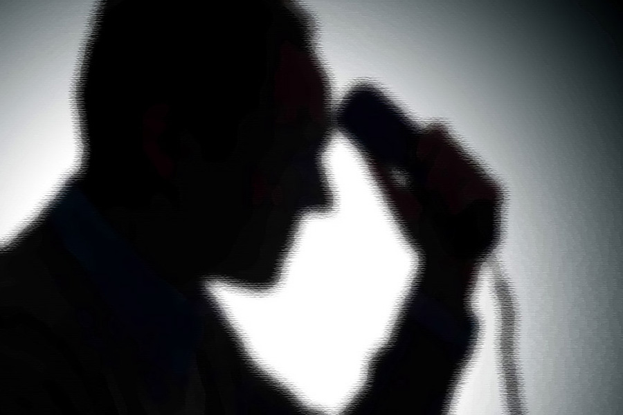 ওই নম্বরে ফোন করে যোগাযোগ করলে ও পার থেকে ভেসে আসে এক অদ্ভুত কণ্ঠস্বর। কথা বলার ধরন শুনে মনে হয়, তিনি উত্তর আমেরিকার বাসিন্দা। ফোনের ও পারে থাকা ব্যক্তিটি সবার প্রথমে শুভেচ্ছাবার্তা জানিয়ে কথা বলা শুরু করেন। তিনি বলেন, ‘‘প্রথম ধাঁধা সমাধান করে এত দূর আসার জন্য অভিনন্দন। আগেই ৩৩০১ নম্বরটি আপনাদের গোচরে এসেছে। পরবর্তী ধাঁধা সমাধান করে আরও দু’টি নম্বর খুঁজে বার করতে হবে। তার পর ৩টি নম্বর গুণ করে যা আসে, তার পর ডট.কম বসাতে হবে। সেখানেই লুকিয়ে রয়েছে পরবর্তী ধাঁধা।’’