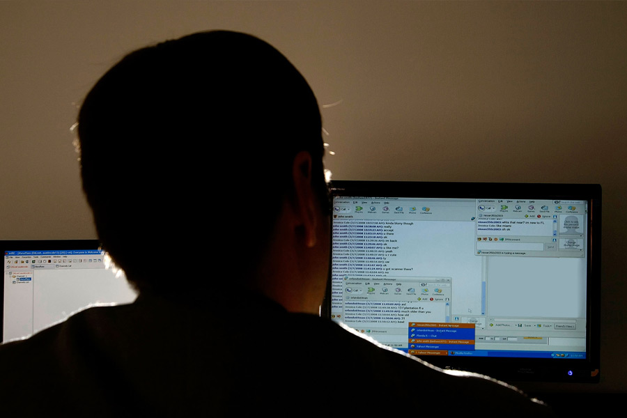 এর পর আরও এক বার নেটমাধ্যমে এমন ধাঁধা ছড়িয়ে পড়েছিল। এর নেপথ্যে আসলে কাদের হাত রয়েছে, তা জানার লোভেই অনেকে ধাঁধা সমাধান করতে উদ্যোগী হয়েছিলেন। তবে ধাঁধাগুলি এতই জটিল ছিল যে, কেউ তার সমাধান করতে পারেননি।