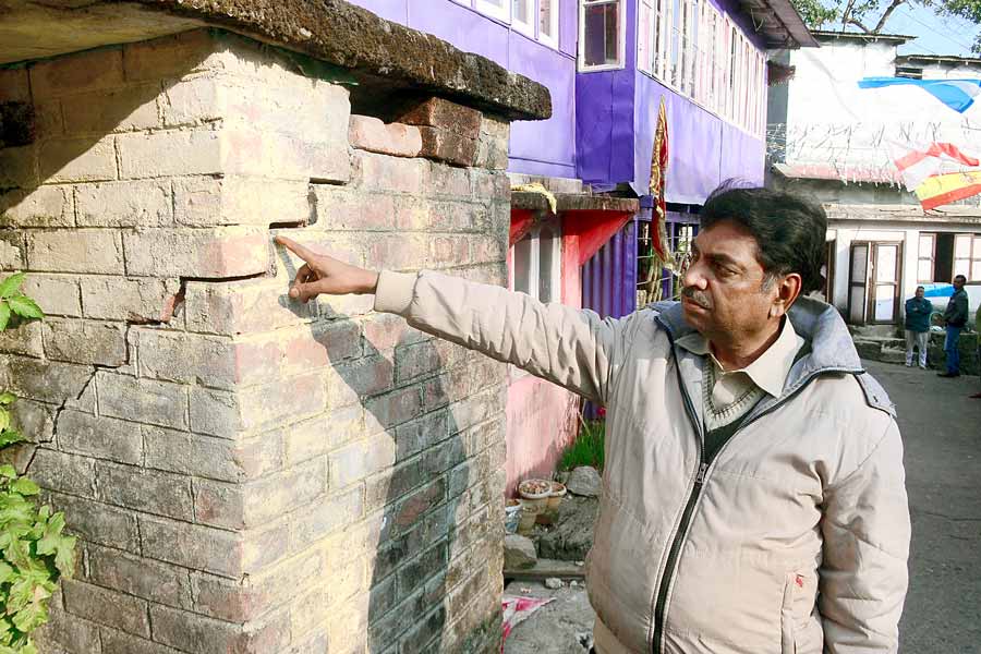 তিনধারিয়া বাজারে বসে গিয়েছে মাটি। বাড়িতে ধরছে ফাটল।