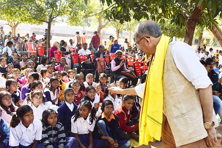 মধ্যমণি: পড়ুয়াদের সঙ্গে অর্থনীতিবিদ। বৃহস্পতিবার। ছবি: সুজিত মাহাতো