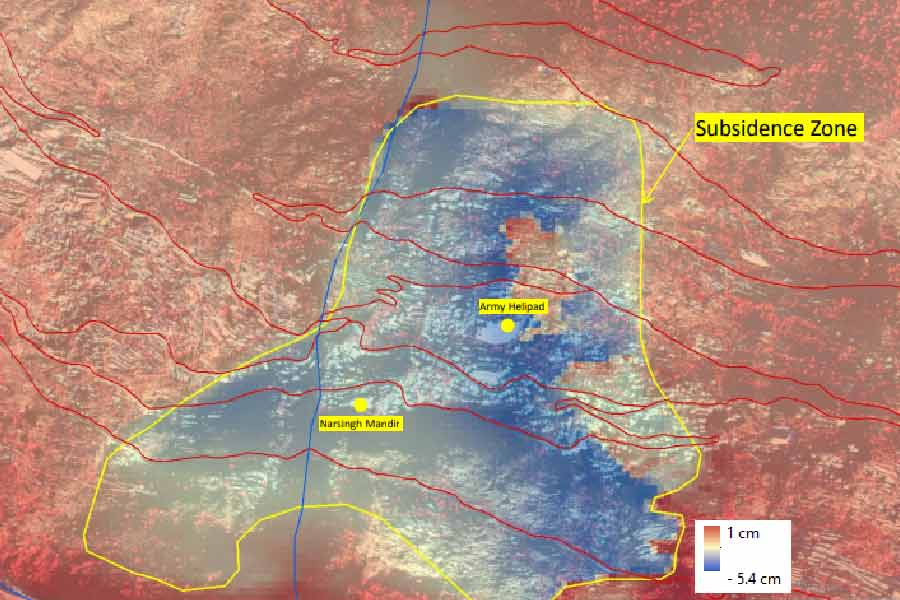 অথচ দু’মাস যেতে না যেতেই একেবারে ভিন্ন চিত্র! যে ছবি ভয় ধরানোর জন্য যথেষ্ট। গত বছরের ২৭ ডিসেম্বর থেকে চলতি বছরের ৮ জানুয়ারির মধ্যে উপগ্রহের নেওয়া উপগ্রহচিত্রে ধরা পড়েছে গাড়োয়াল হিমালয়ের জনপদ মাটিতে তলিয়ে যাচ্ছে অত্যন্ত দ্রুত গতিতে! 