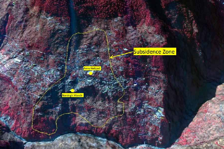 পাশাপাশি, উত্তরাখণ্ড সরকারের কপালে চিন্তার ভাঁজ ফেলেছে উপগ্রহ থেকে তোলা আরও একটি চিত্র! সেই ছবিতে, একটি ধসপ্রবণ এলাকাও চিহ্নিত করা হয়েছে। যা জোশীমঠের বিস্তীর্ণ এলাকা জুড়ে ছড়িয়ে।