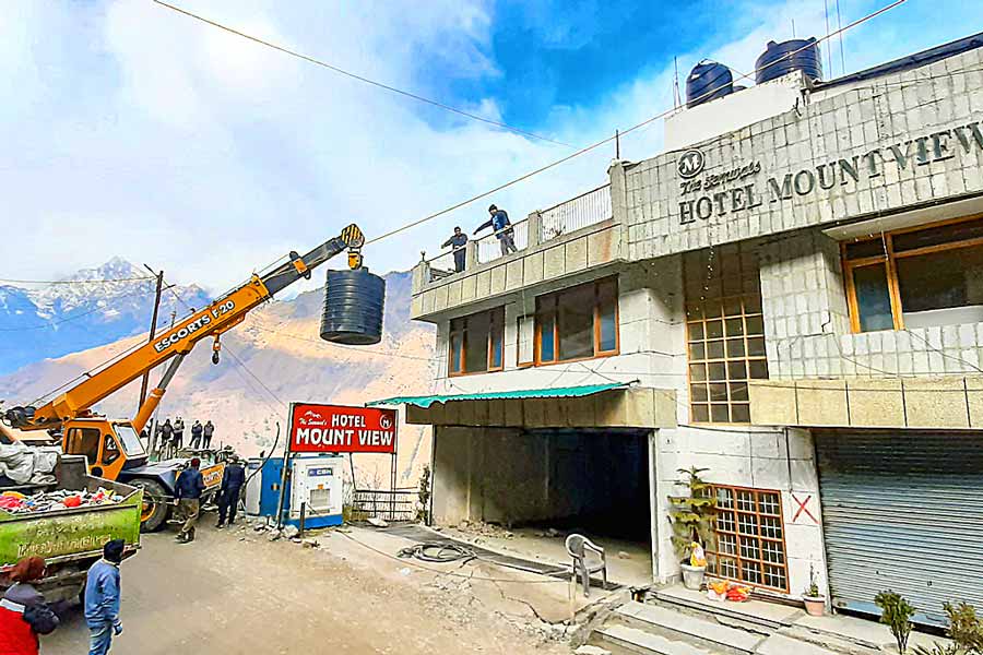 প্রসঙ্গত, জোশীমঠের ভূমিধস ঠেকাতে শহরের একাধিক বাড়িতে এখনও মানুষের থাকা নিয়ে আপত্তি তুলেছে প্রশাসন। প্রশাসনের তরফে  ‘মালারি ইন’ এবং ‘মাউন্ট ভিউ’ নামে দু’টি বিলাসবহুল হোটেল এবং বেশ কয়েকটি বাড়ি নিরাপদ নয় বলেই জানিয়েছে সরকার।