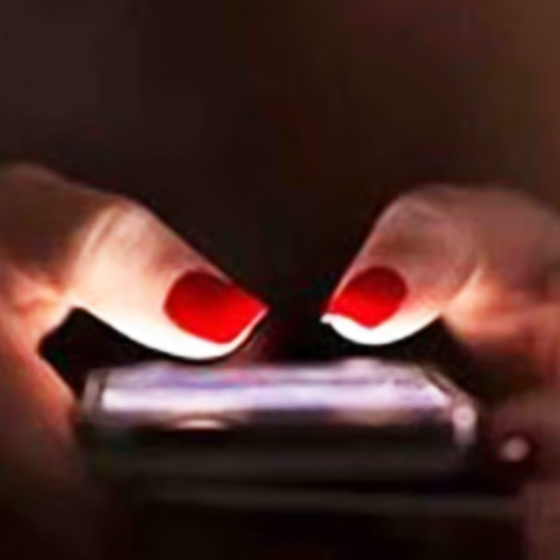 অচেনা নম্বর থেকে আচমকা ভিডিয়ো কল। ফোন ‘রিসিভ’ করতেই ও পারে বিবস্ত্র অবস্থায় দাঁড়িয়ে তরুণী। কিংবা টিভি বা ল্যাপটপে পর্ন ভিডিয়ো চালিয়ে যৌন উত্তেজক মুহূর্ত তৈরির চেষ্টা। এ হেন যৌন আবেদনে সাড়া দিয়ে অনেক পুরুষই বিবস্ত্র অবস্থায় ওই অচেনা তরুণীর সঙ্গে ভার্চুয়াল মাধ্যমে যৌনতায় মত্ত হচ্ছেন। কিন্তু এই মাদকতার আড়ালে রয়েছে ভয়ঙ্কর বিপদ। ভিডিয়ো কলের পরই ওই ব্যক্তিকে ভয় দেখিয়ে টাকা হাতানো হচ্ছে। এই ছকে প্রতারণার নজির ভূরি ভূরি। অপরাধের ভাষায় যার নাম ‘সেক্সটরশন’। অর্থাৎ, যৌনতার ফাঁদে ফেলে ভয় দেখিয়ে টাকা হাতানো। 