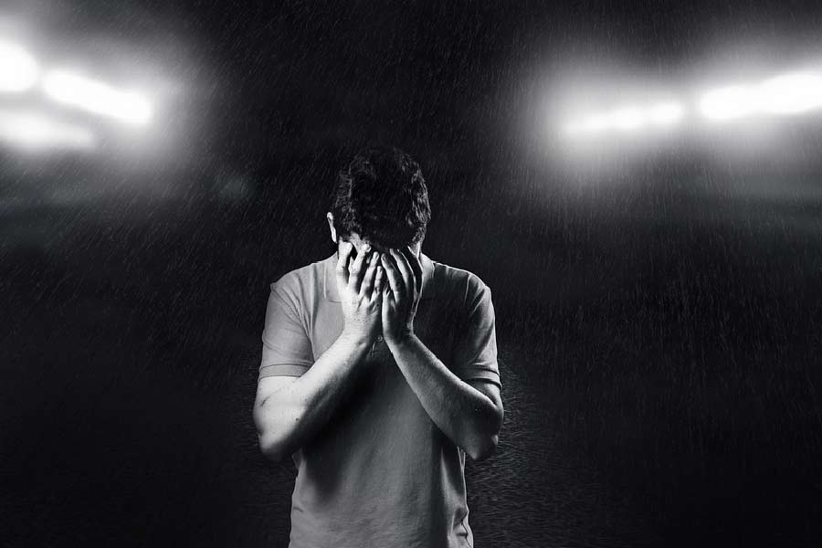 এর পর ভুয়ো সিবিআই আধিকারিক পরিচয় দিয়ে আরও এক ব্যক্তি ব্যবসায়ীকে ভয় দেখিয়ে ৮.৫ লক্ষ টাকা চান। গত বছরের ১৫ ডিসেম্বর পর্যন্ত ভয়ে এ ভাবে একের পর এক ব্যক্তিকে টাকা দেন ওই ব্যবসায়ী। 