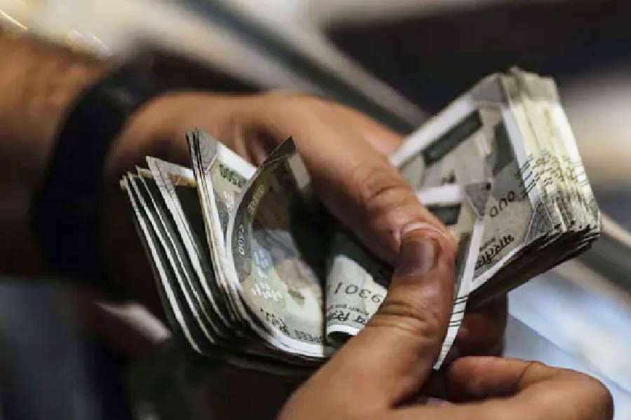  এ ভাবে ভয় দেখিয়ে ওই বৃদ্ধের কাছ থেকে ১৬ লক্ষ টাকা হাতান প্রতারকরা। এর পর পুলিশের দ্বারস্থ হন তিনি। তদন্তে নেমে পুলিশ জানতে পারে যে, এর আগে ওই চক্রটি আরও কয়েক জনকে ফাঁদে ফেলে টাকা হাতিয়েছেন। 