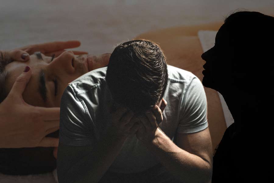 অভিযোগ, এর কিছু ক্ষণ পরে অন্য একটি নম্বর থেকে সেই ভিডিয়ো কলের স্ক্রিনশট পাঠিয়ে অভিযোগকারীর সঙ্গে ব্ল্যাকমেল করা হয়। সম্মানহানির ভয়ে অভিযোগকারী কয়েক হাজার টাকাও দেন। কিন্তু বার বার ভয় দেখিয়ে আরও টাকার দাবি করায় শেষে পুলিশের দ্বারস্থ হন তিনি। 