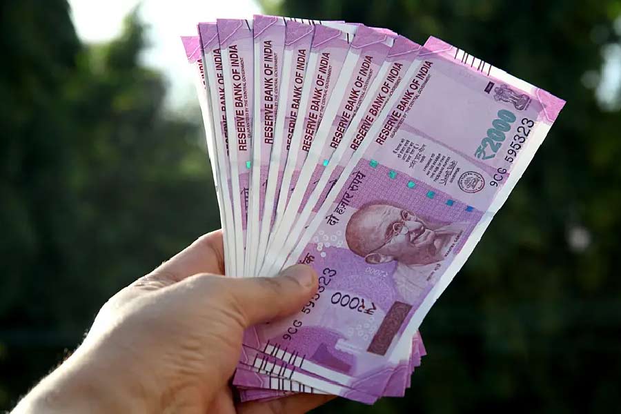 নারকেলডাঙা থানায় এক যুবকের অস্বাভাবিক মৃত্যুর ঘটনাতেও এই প্রতারণার আঁচ পায় পুলিশ। ওই যুবকের বোন অভিযোগ করেন যে, তাঁর দাদাকে ভিডিয়ো কল করা হয়েছিল। সেই কলে এক তরুণী অশ্লীল অঙ্গভঙ্গি করেন। যা দেখে তরুণীর দাদা ফোন কেটে দেন। এর পর ফাঁসানোর হুমকি দিয়ে যুবকের কাছ থেকে টাকা চাওয়া হয়। তার জেরেই যুবক আত্মহত্যা করেছেন বলে অভিযোগ। এই ঘটনার তদন্তে নেমে রাজস্থানের ভরতপুর থেকে এক যুবককে গ্রেফতার করে পুলিশ। 